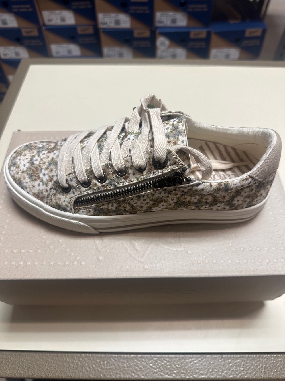 Taps Z Soul Natural Floral Zip-Accent Low Top Sneakers in Beige & White - Picture 6 of 11